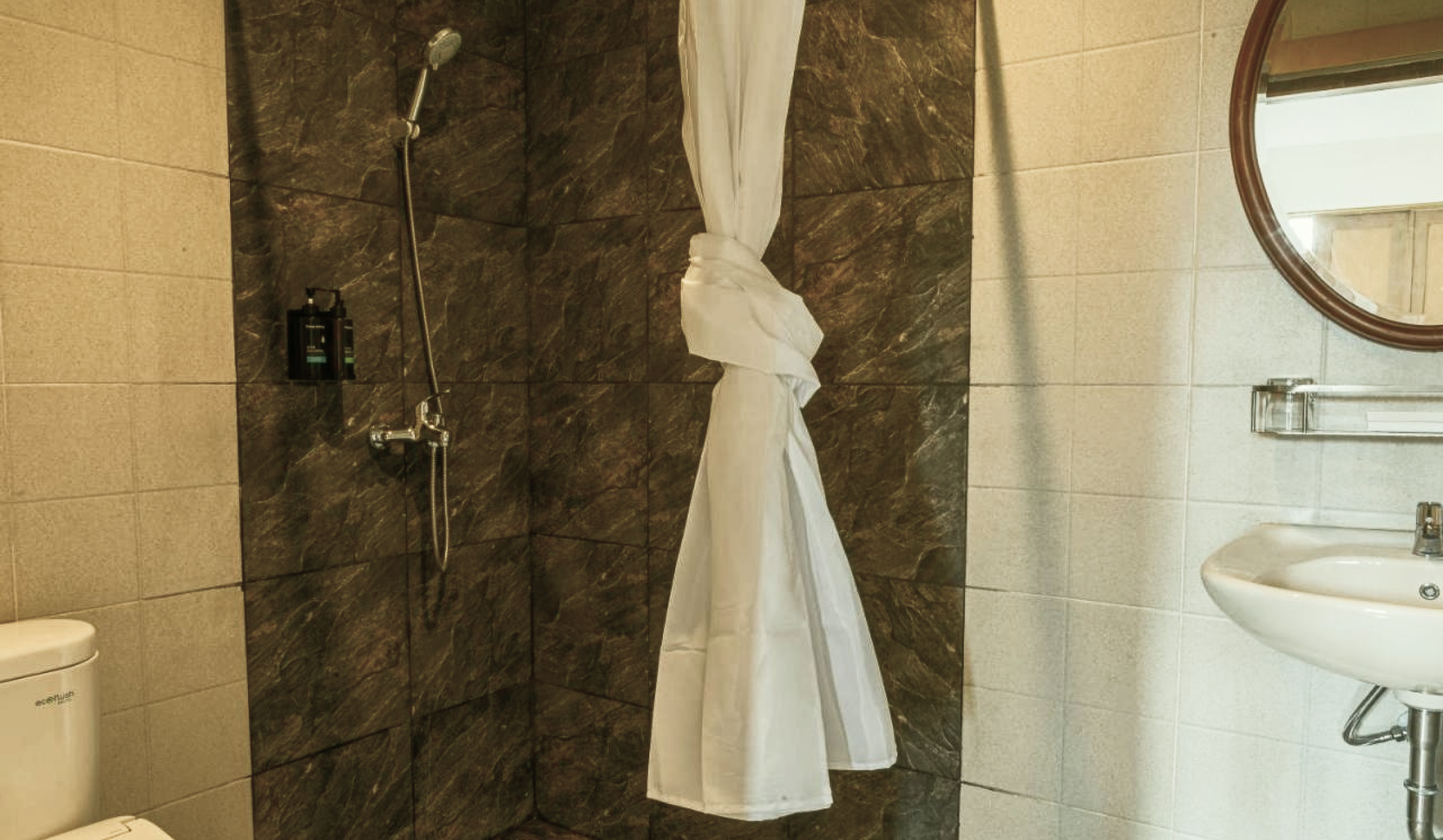 me rooms deluxe bathroom