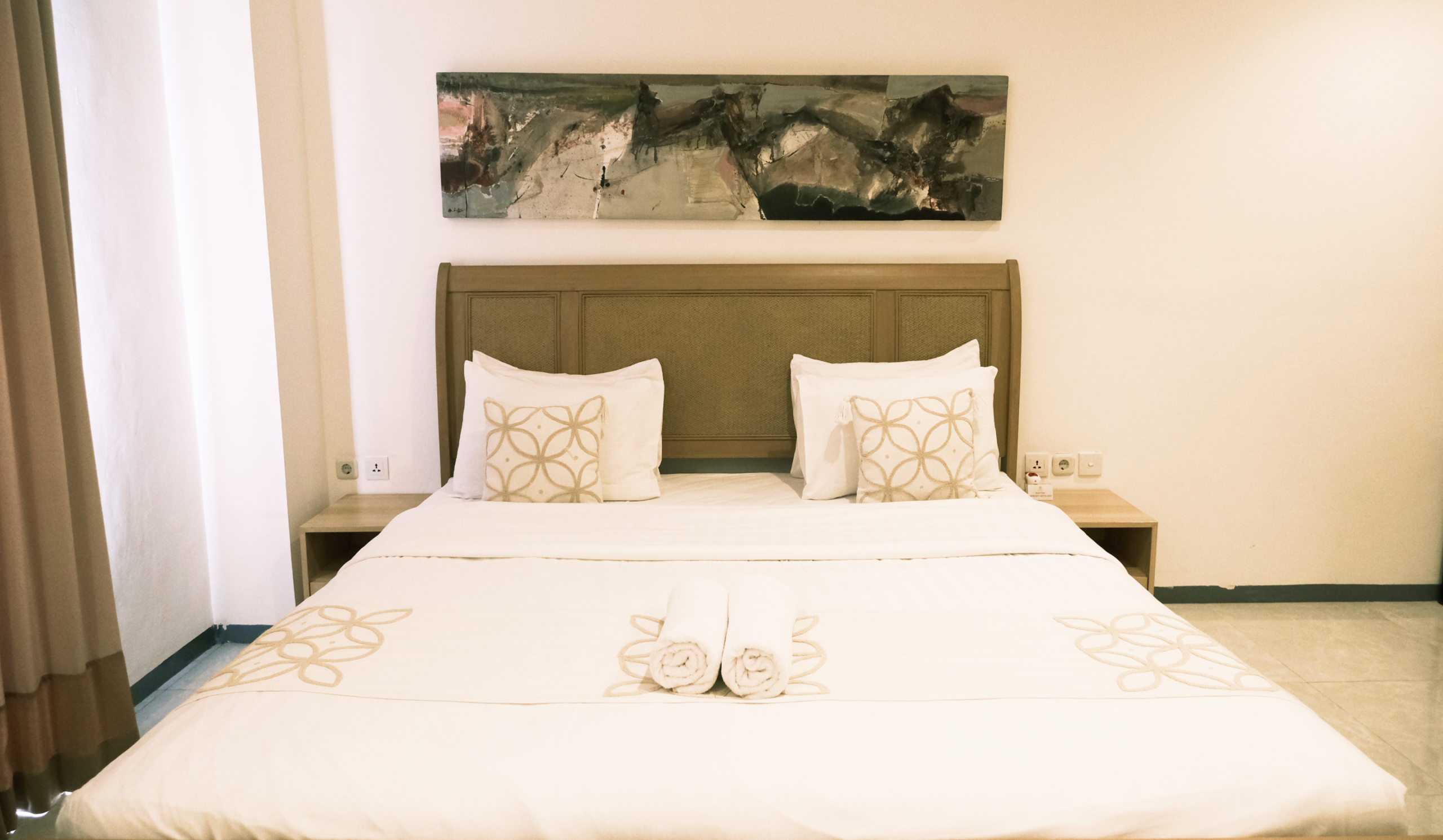 me rooms deluxe close up bed