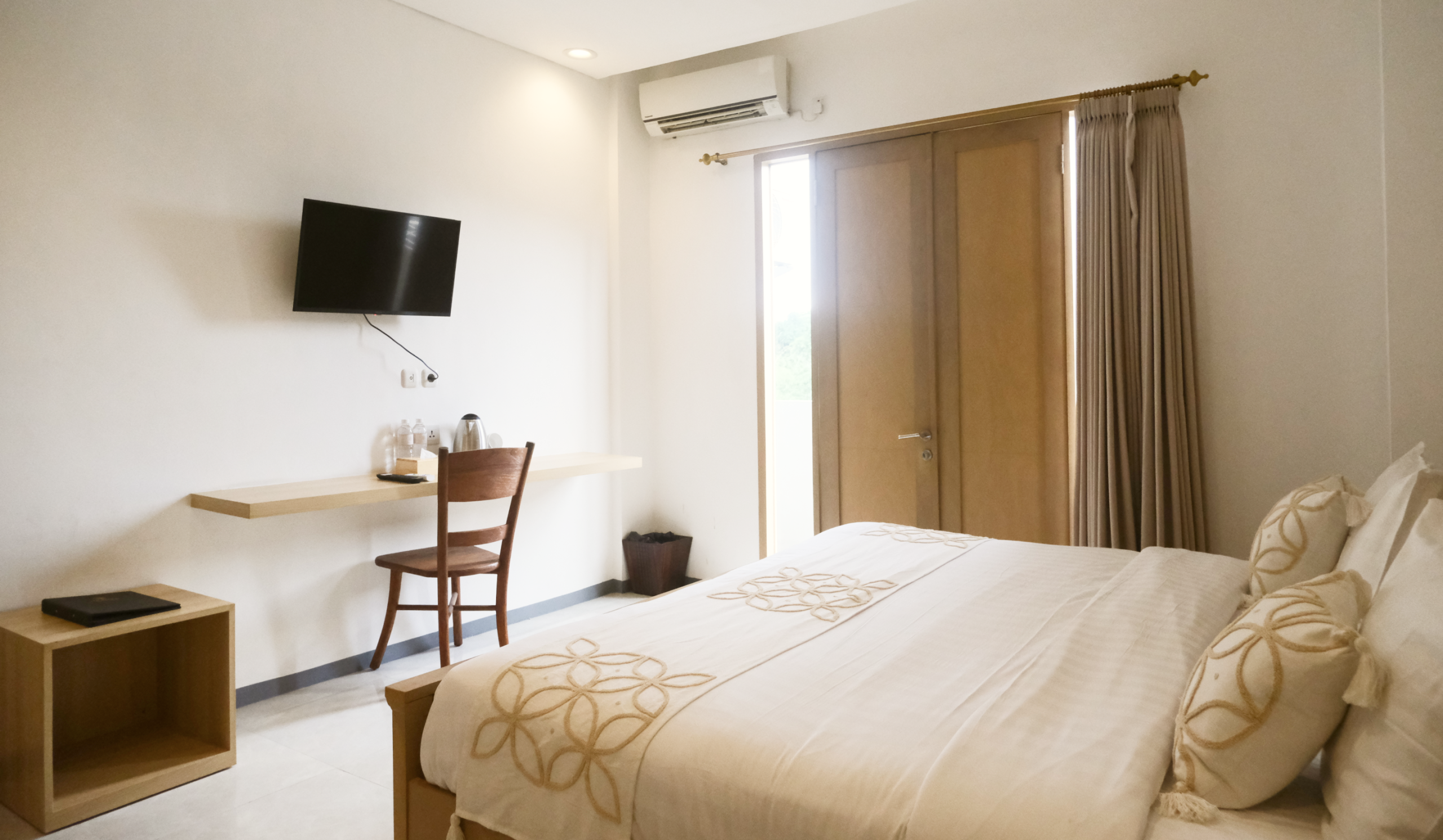 me rooms deluxe full bed back view