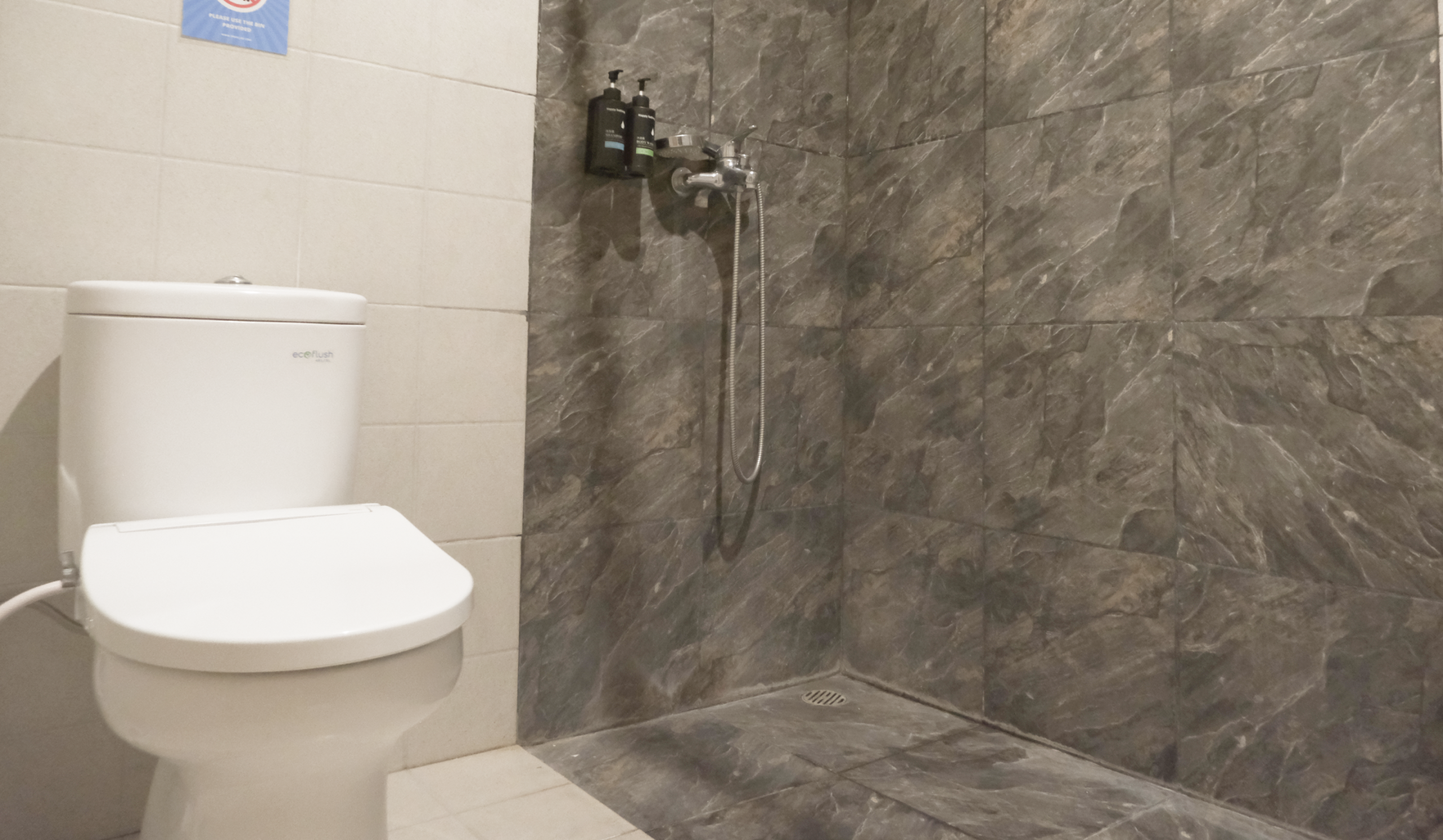 me rooms deluxe private bathroom