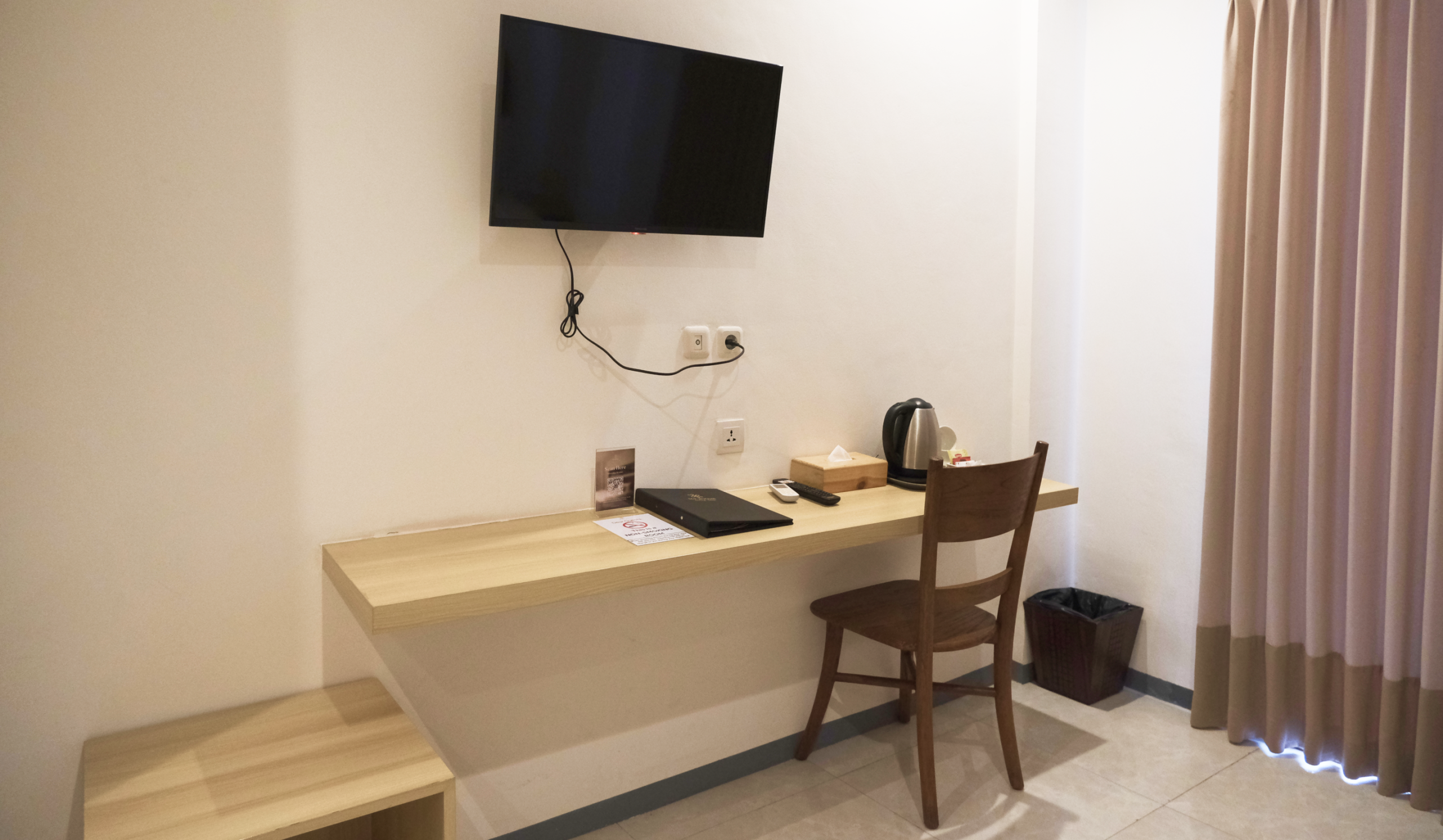 me rooms deluxe tv and table