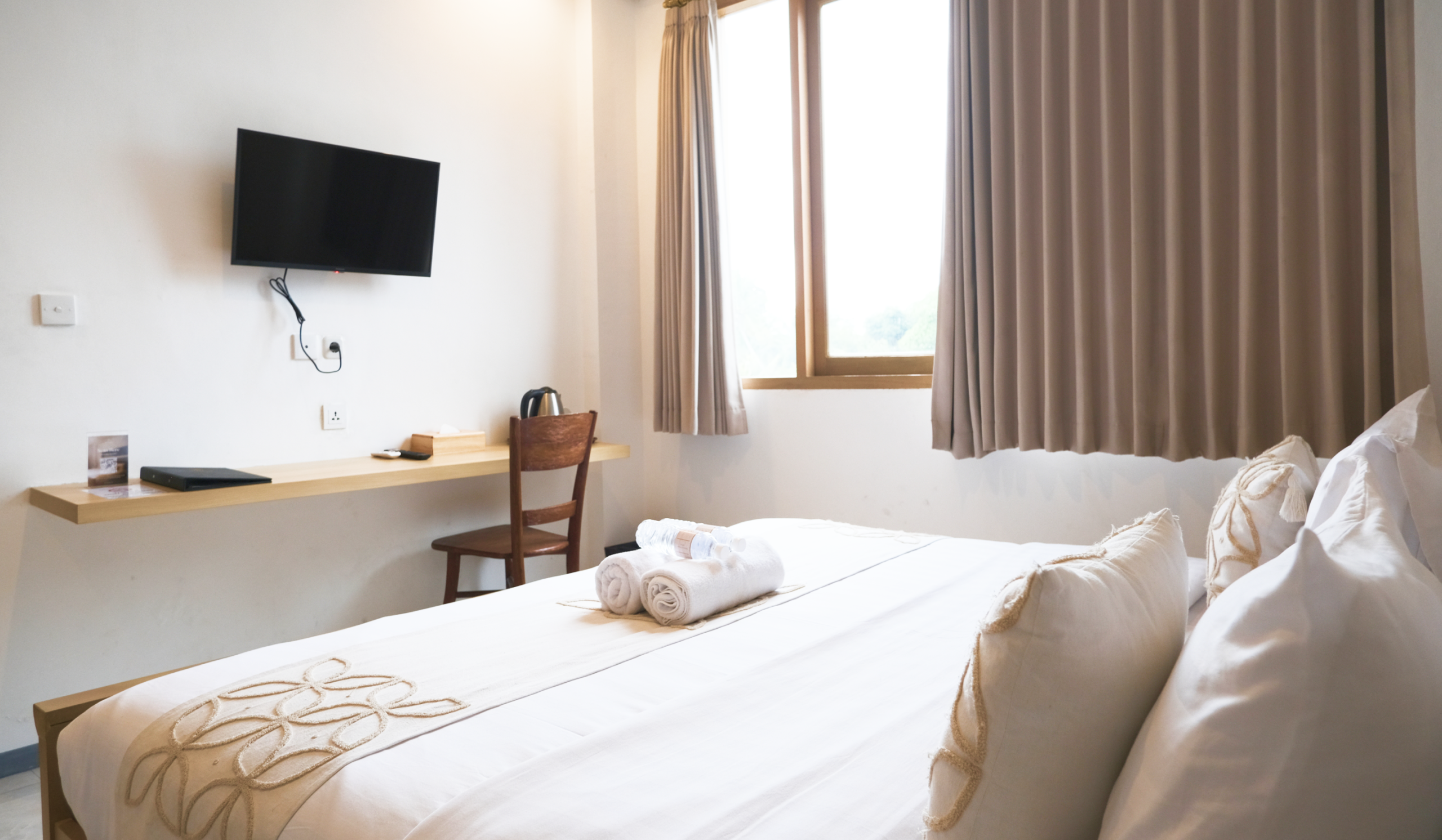 me rooms superior plus tv bed window